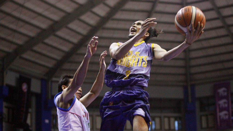 Kapten tim CLS Sandy Febiansyakh (jersey ungu). Copyright: &copy; IBL Indonesia